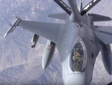 Εναέριος ανεφοδιασμός F-16 από KC-135 Stratotanker! (βίντεο)